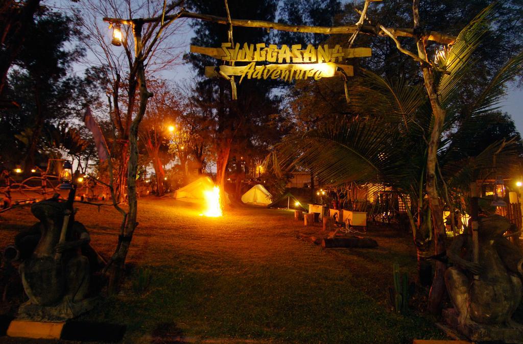 Singgasana Hotel Surabaya Exterior photo
