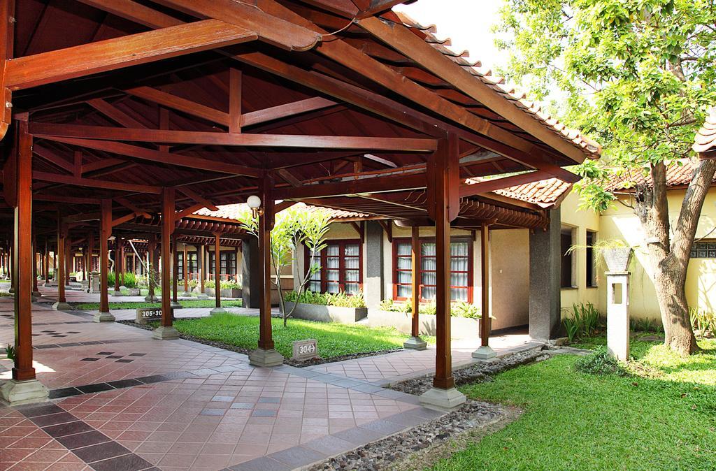 Singgasana Hotel Surabaya Exterior photo