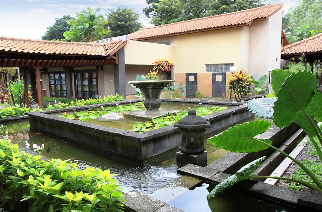 Singgasana Hotel Surabaya Exterior photo