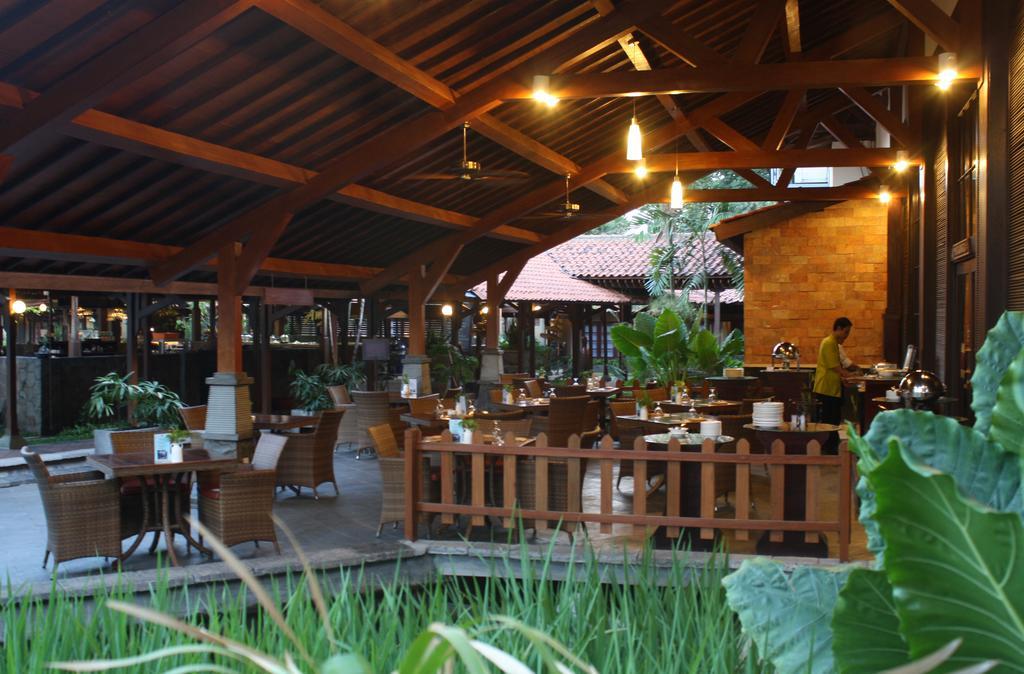 Singgasana Hotel Surabaya Exterior photo