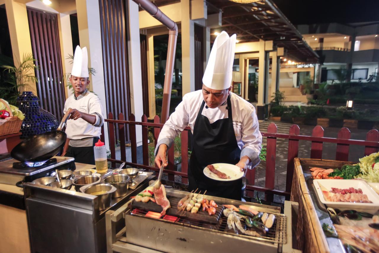 Singgasana Hotel Surabaya Exterior photo