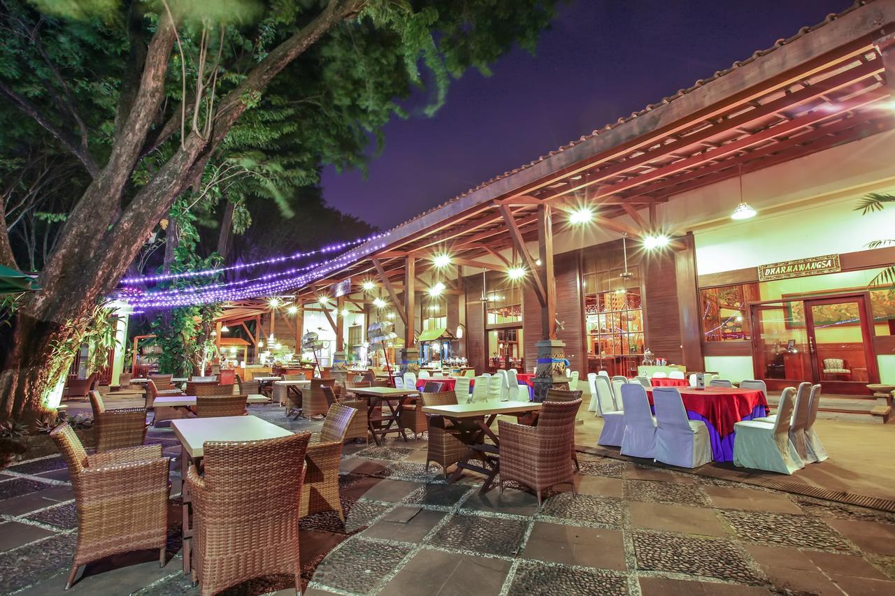 Singgasana Hotel Surabaya Exterior photo