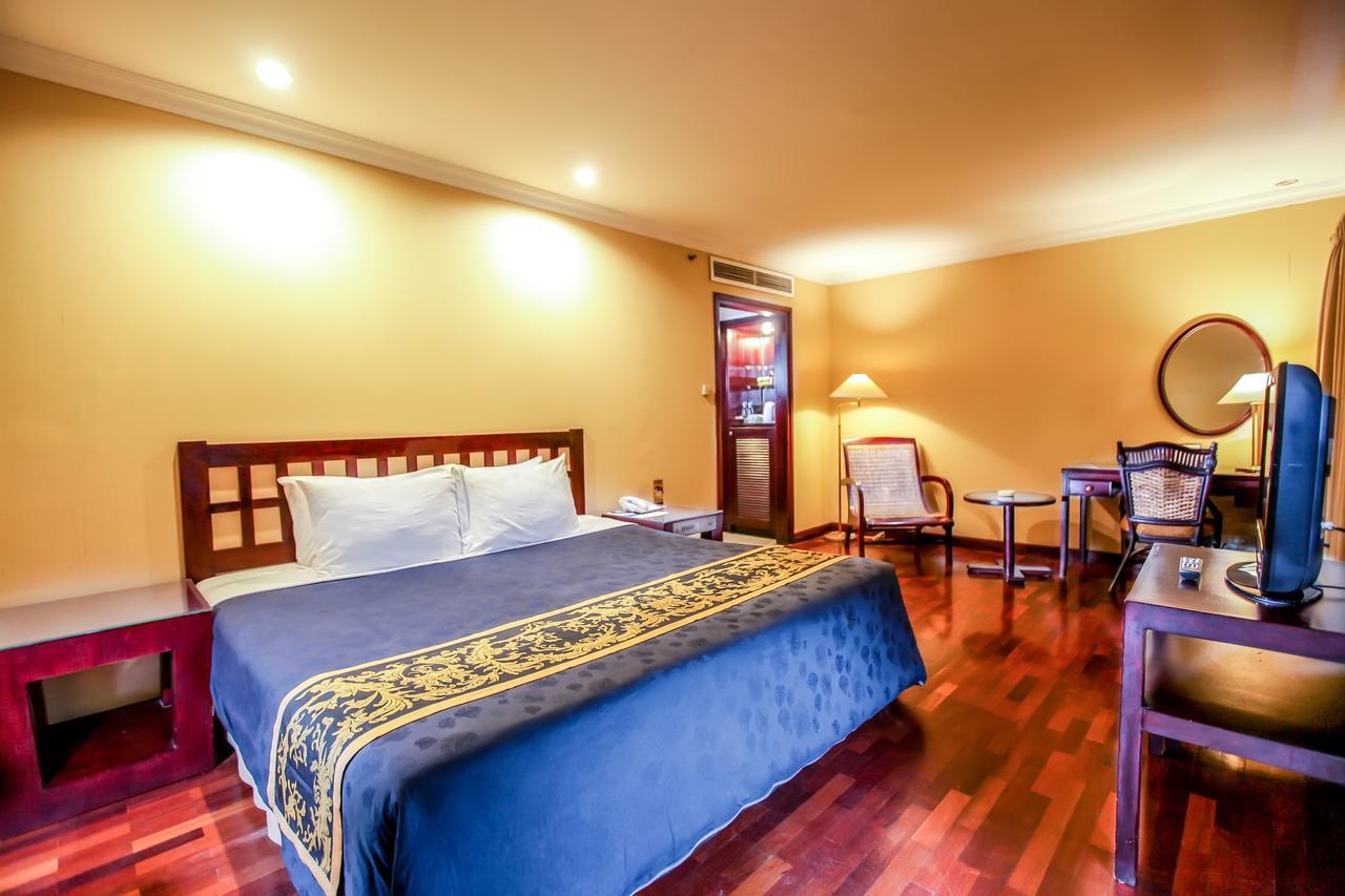 Singgasana Hotel Surabaya Exterior photo